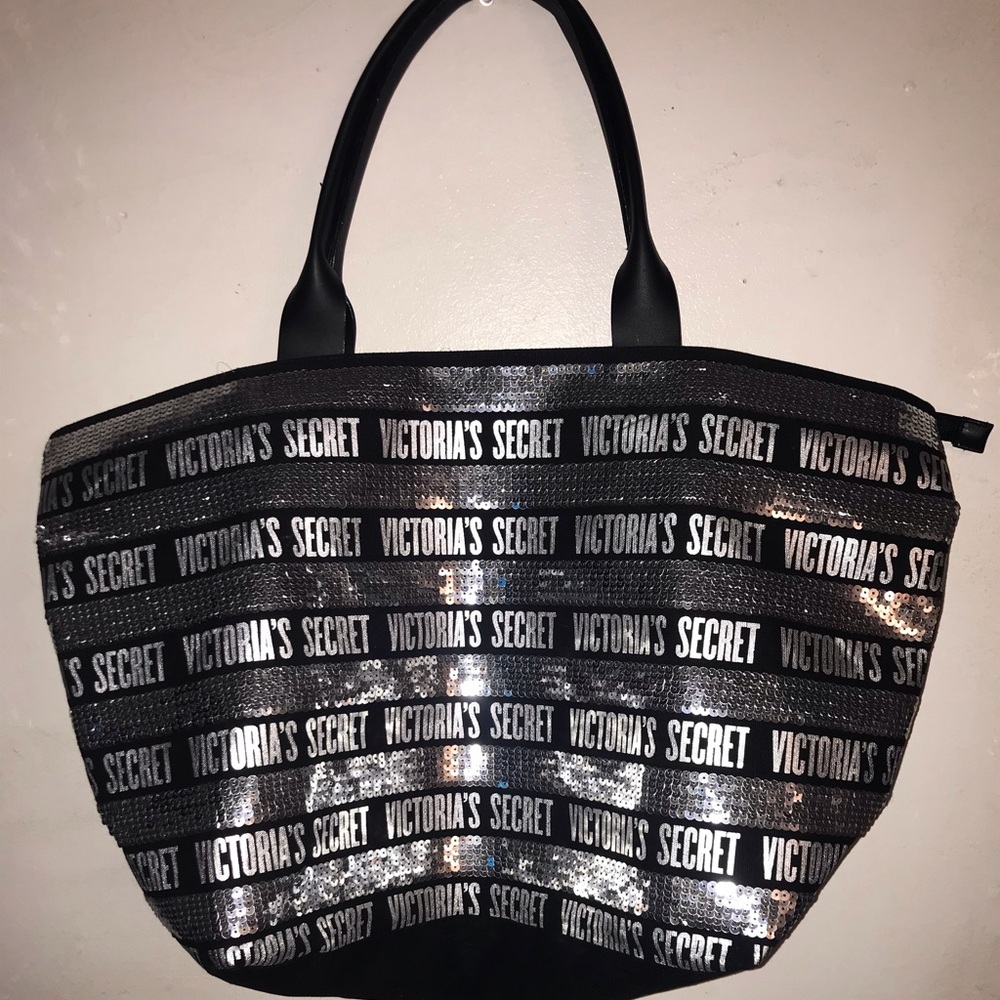 Huge Vs tote